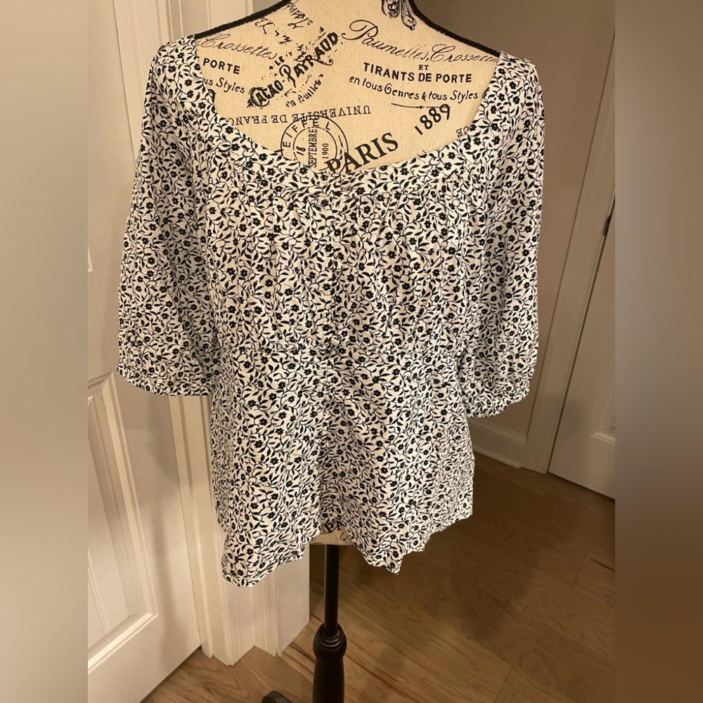 Super cute black and white top